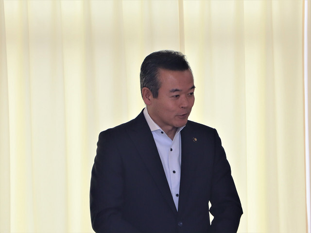 あいさつを述べる市長の写真
