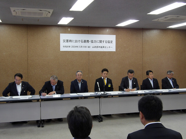 協定書に署名する市長の写真