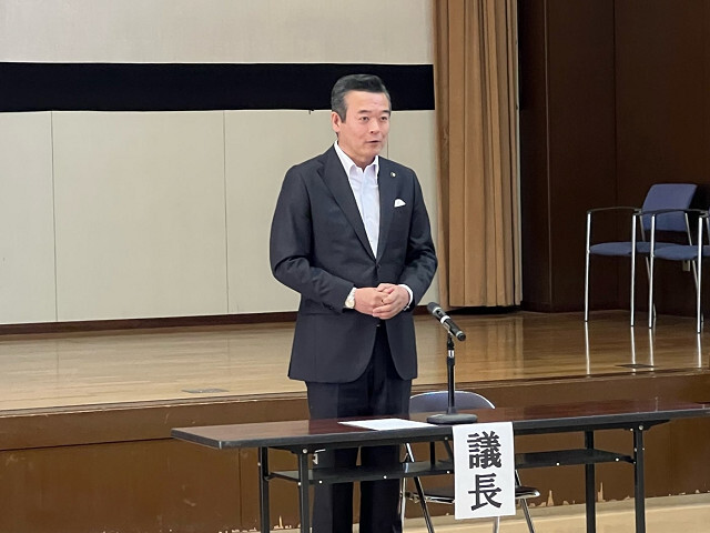 あいさつを述べる市長の写真
