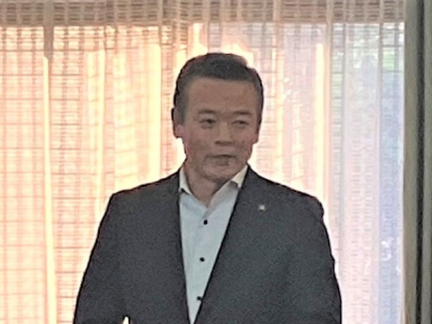 あいさつを述べる市長の写真