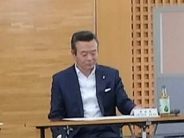 会議に出席する市長の写真