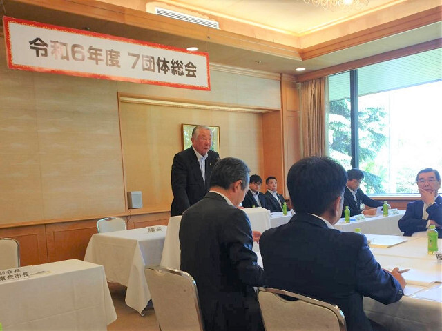 会議に出席する市長の写真