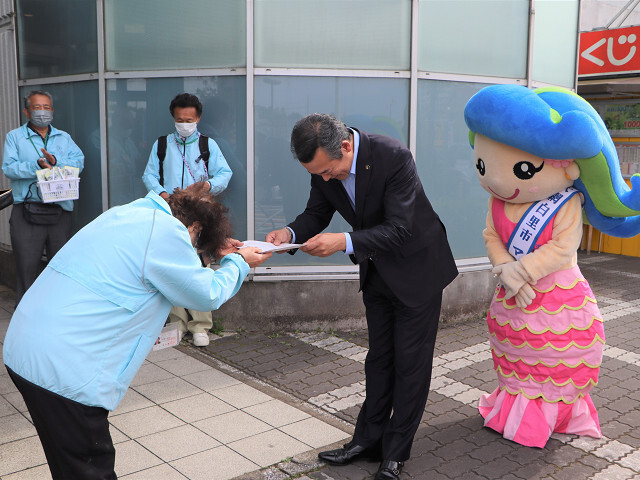 委嘱状を受け取る市長の写真