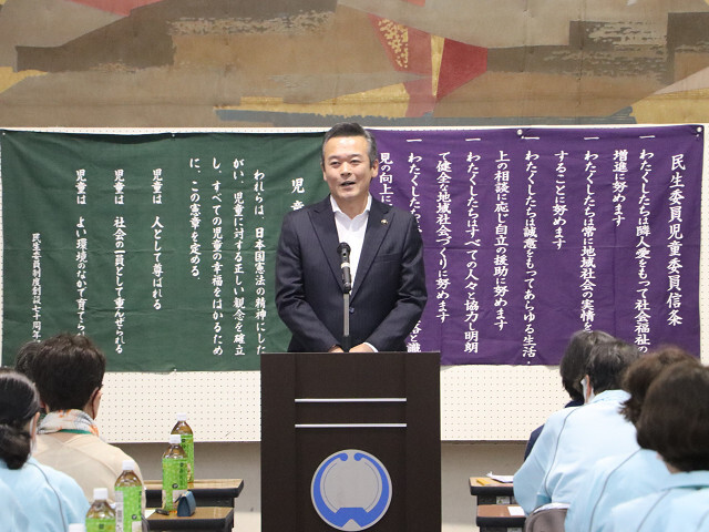 あいさつを述べる市長の写真