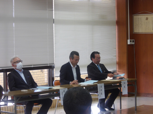 会議に出席する市長の写真
