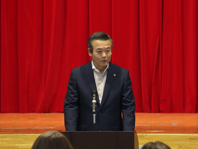 あいさつを述べる市長の写真