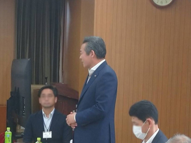 あいさつを述べる市長の写真