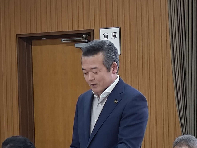 監査報告をする市長の写真