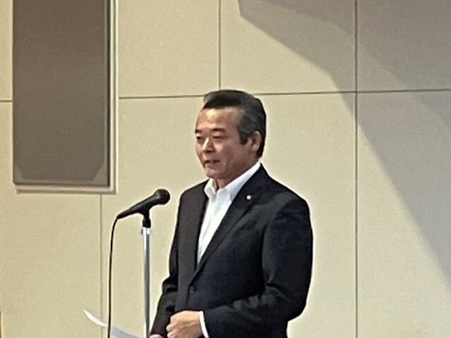 あいさつを述べる市長の写真