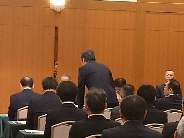会議に出席する市長の写真