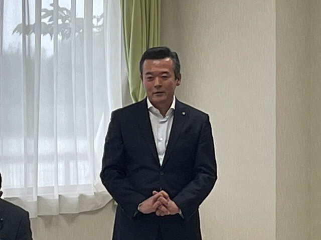 あいさつを述べる市長の写真
