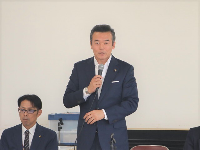 あいさつを述べる市長の写真