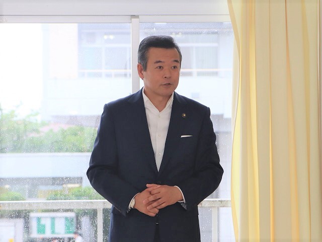 あいさつを述べる市長の写真
