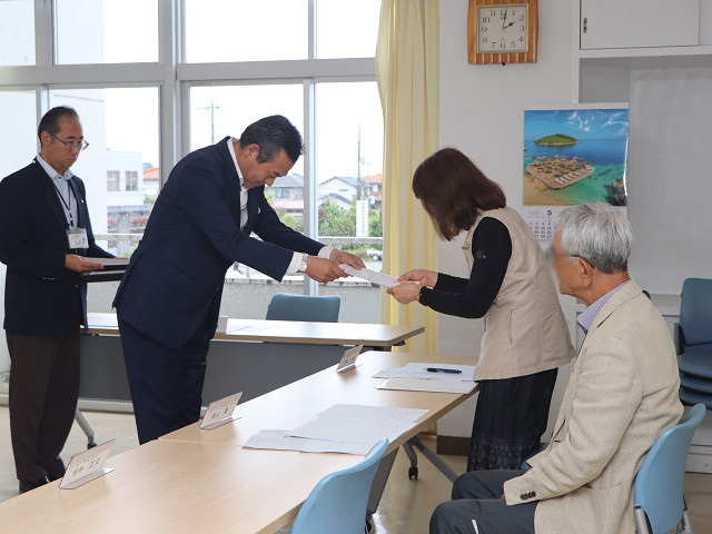 委嘱状を交付する市長の写真