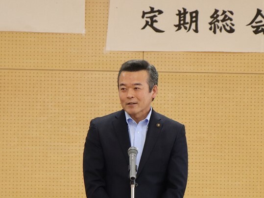 あいさつを述べる市長の写真