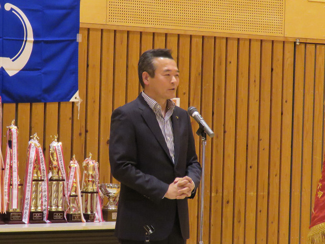 あいさつを述べる市長の写真