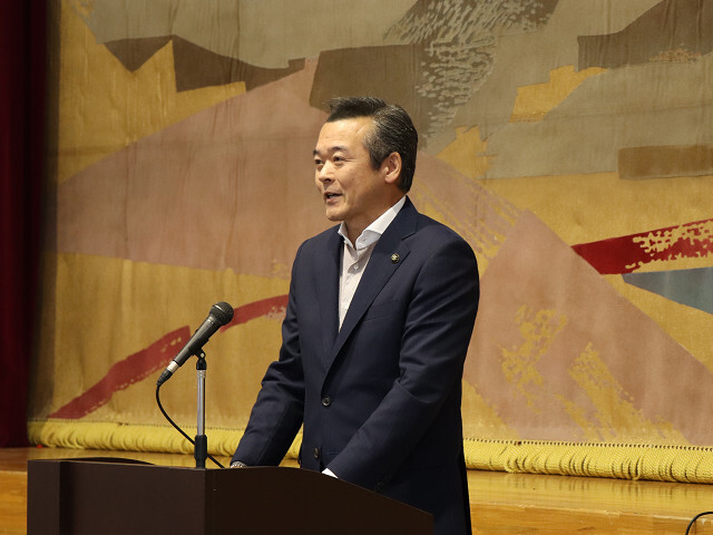 あいさつを述べる市長の写真
