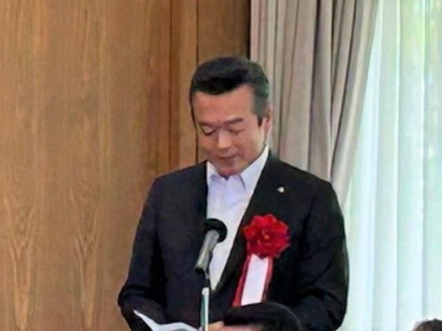 あいさつを述べる市長の写真
