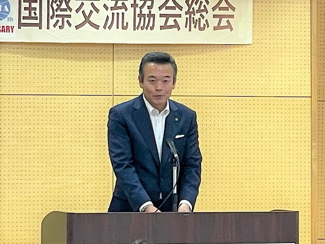あいさつを述べる市長の写真