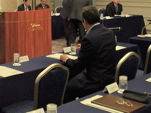 会議に出席する市長の写真