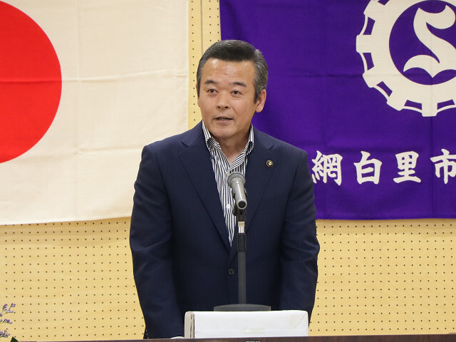 あいさつを述べる市長の写真