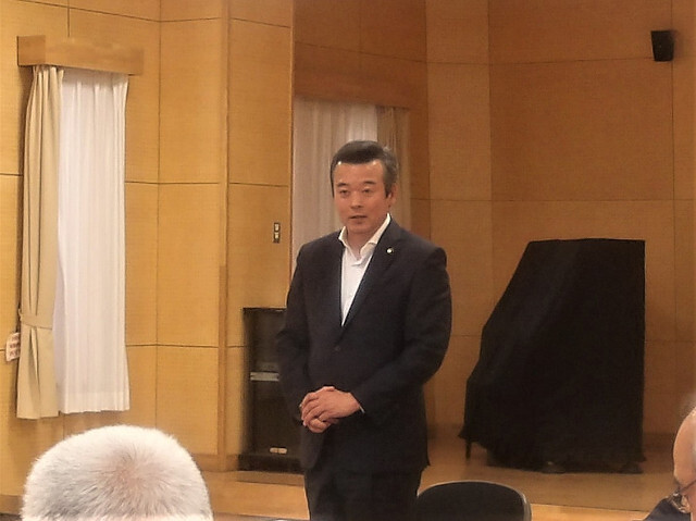 あいさつを述べる市長の写真