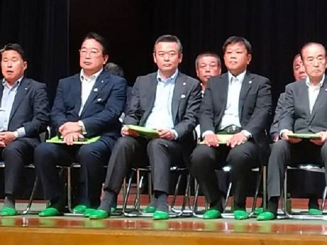 会議に出席する市長の写真