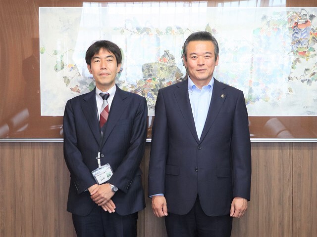 白石台長(左)と市長の写真