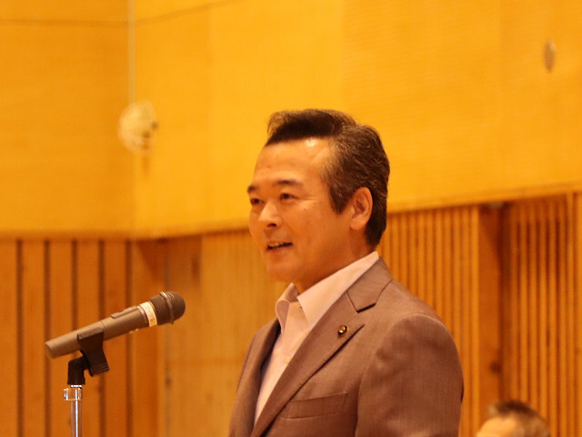 あいさつを述べる市長の写真