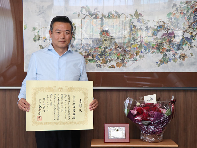 永年勤続功労表彰を受けた市長の写真