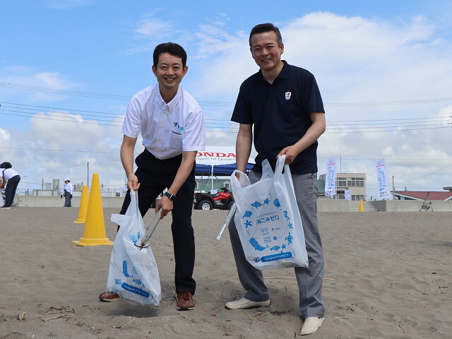ビーチクリーンを行う市長と熊谷千葉県知事(左)の写真