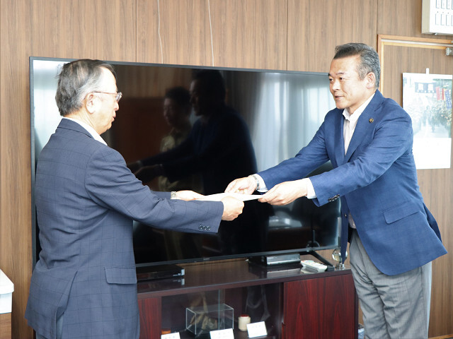 委嘱状を交付する市長の写真