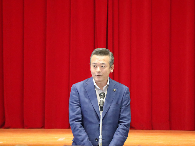 あいさつを述べる市長の写真