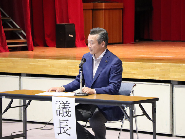 議長を務める市長の写真