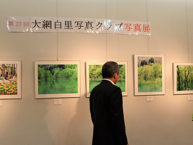 展示されている作品を鑑賞する市長の写真