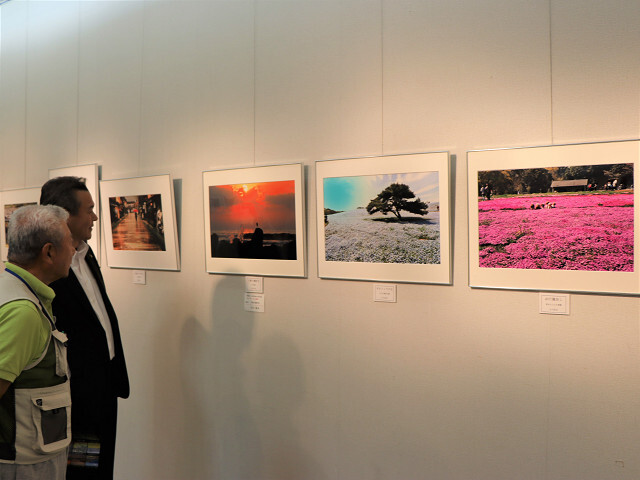 作品の説明を受ける市長の写真