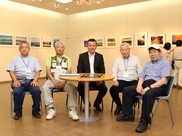 大網白里写真クラブの皆さんと記念撮影の写真