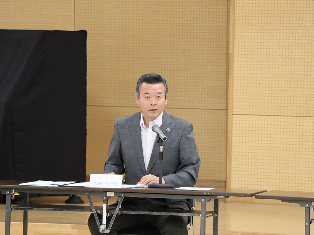 議長を務める市長の写真