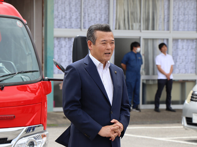 あいさつを述べる市長の写真
