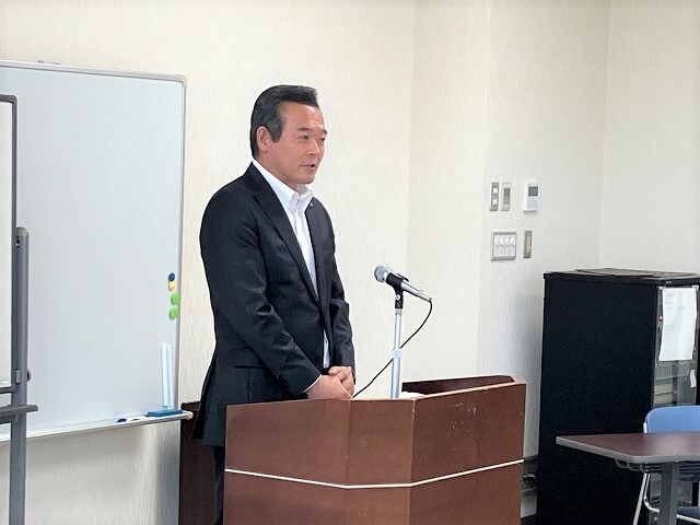 あいさつを述べる市長の写真