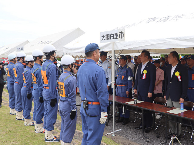 本市代表を激励する市長の写真