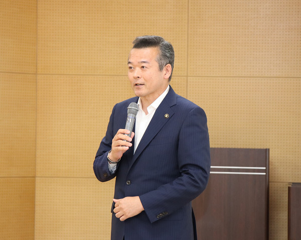 あいさつを述べる市長の写真