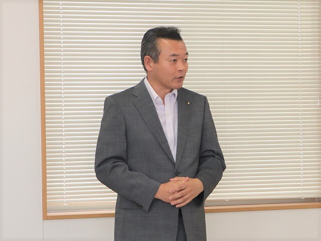 あいさつを述べる市長の写真