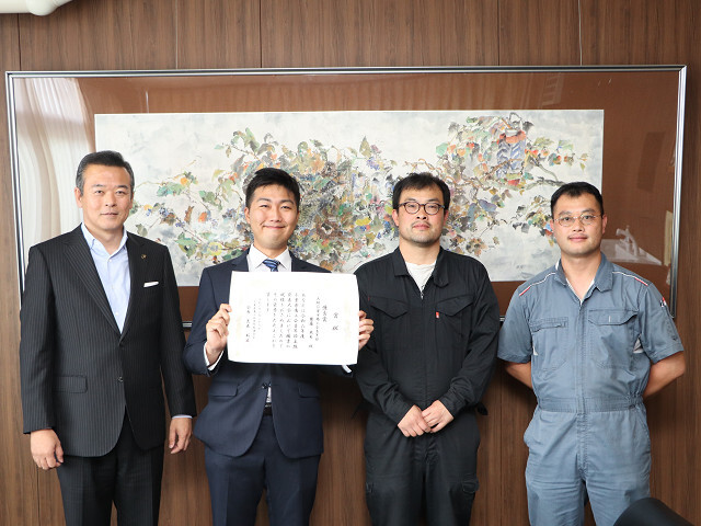 齋藤さん(左から二人目)と商工会青年部の皆さんの写真