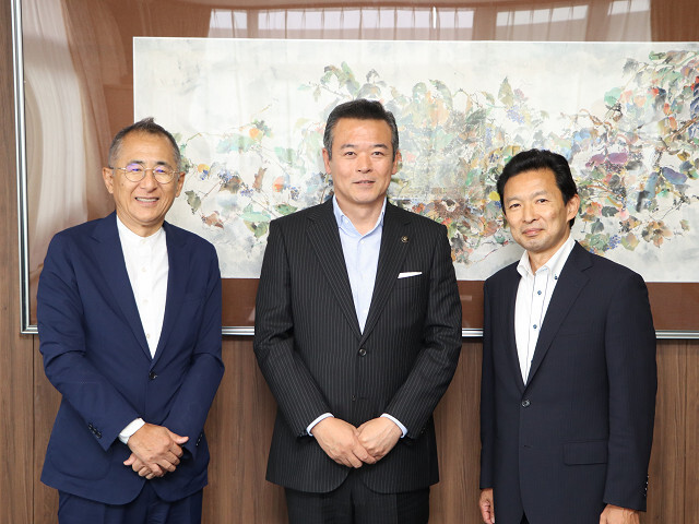 (左から)海老根理事長、市長、平井事務局長の写真