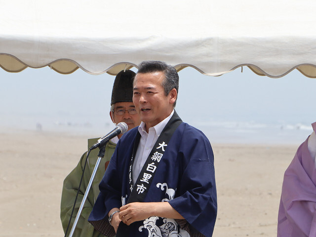 あいさつを述べる市長の写真