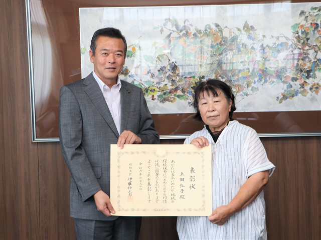 自然公園指導員の上田 弘子氏(右)の写真