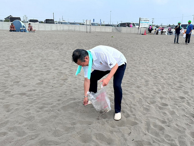 海岸清掃をする市長の写真