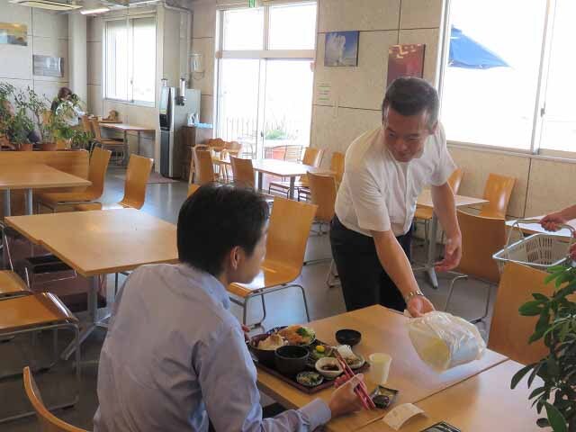 啓発品を配布する市長の写真