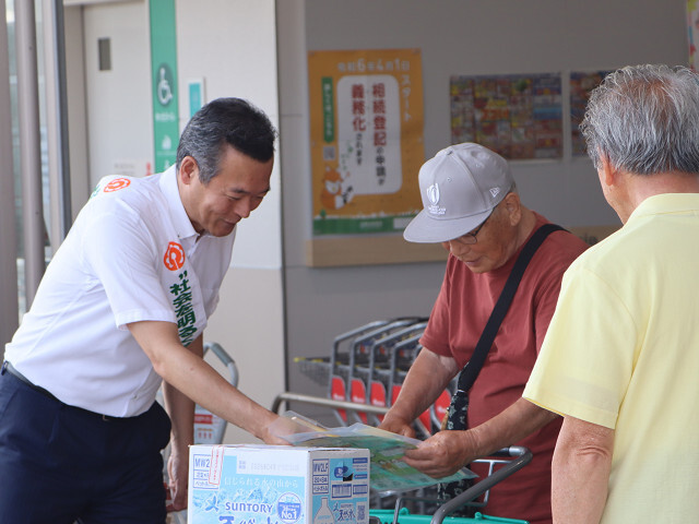 啓発品を配布する市長の写真